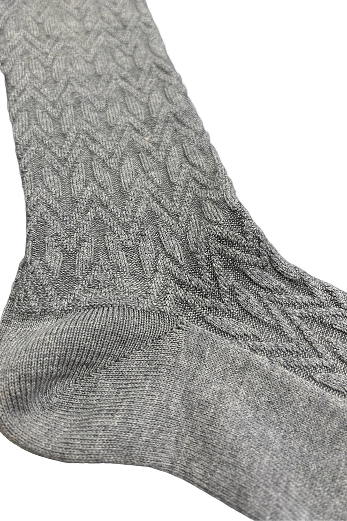 Calzini uomo lunghi grigio chiaro in lana fantasia geometrica a rilievo con elastico royal blu made in italy