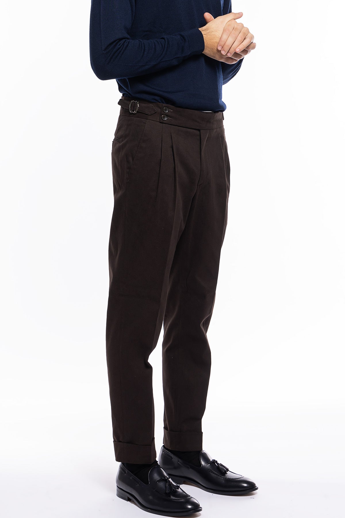 Pantalone uomo marrone vita alta tasca america in cotone con doppia pinces e fibbie laterali