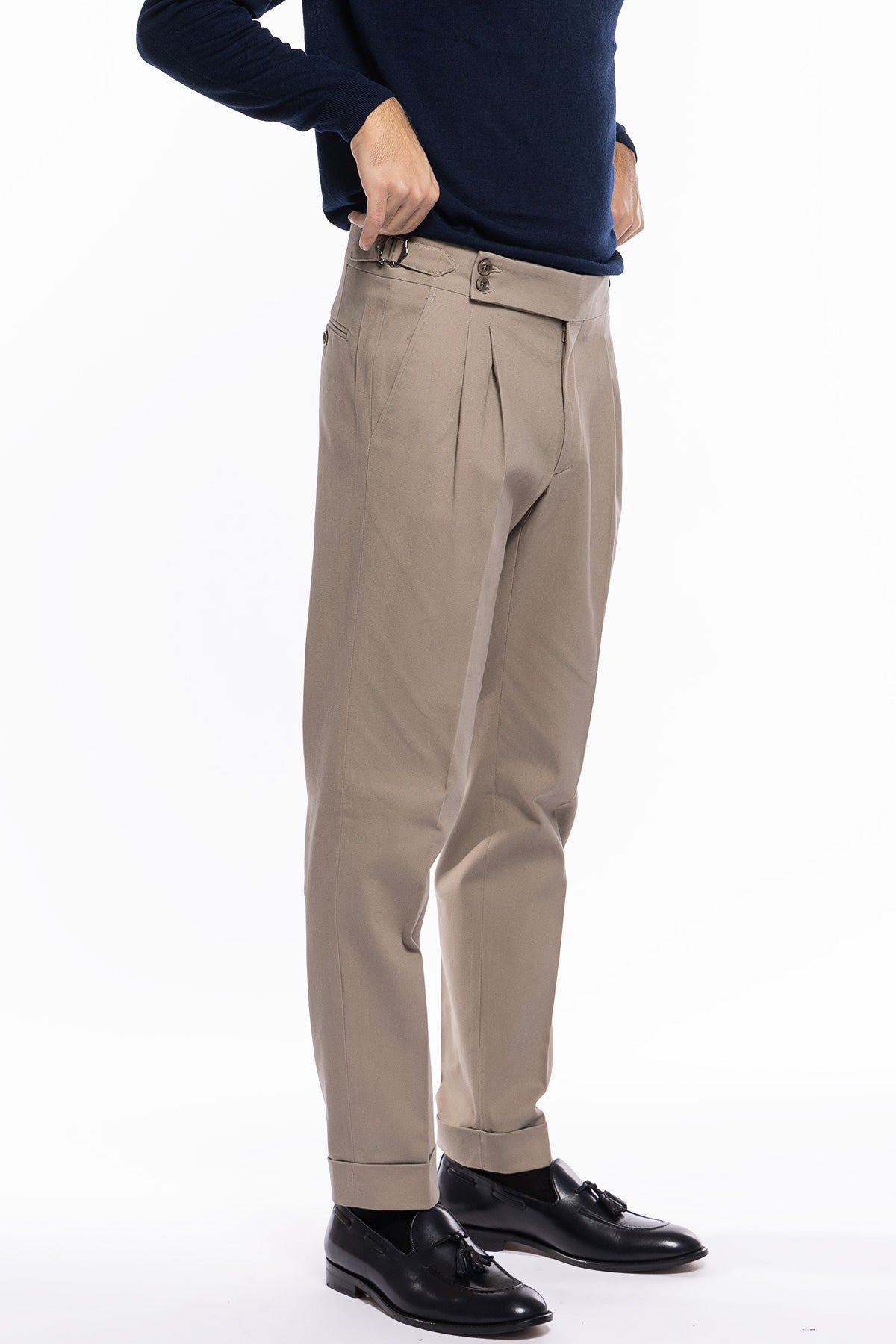 Pantalone uomo beige vita alta tasca america in cotone con doppia pinces e fibbie laterali