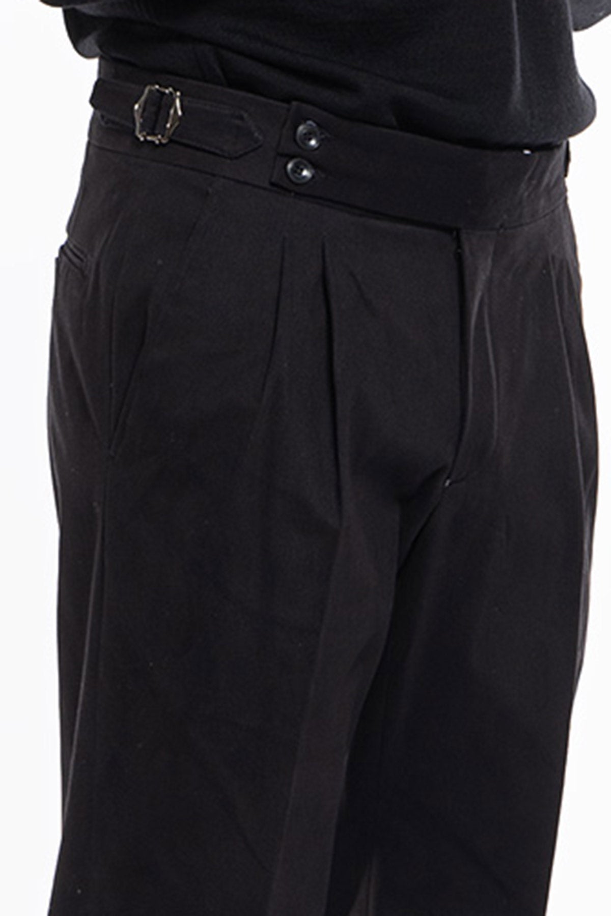 Pantalone uomo nero vita alta tasca america in cotone con doppia pinces e fibbie laterali