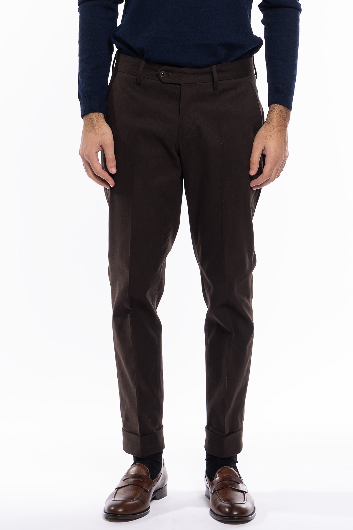 Pantalone uomo marrone tasca america in cotone slim fit con risvolto di 5cm