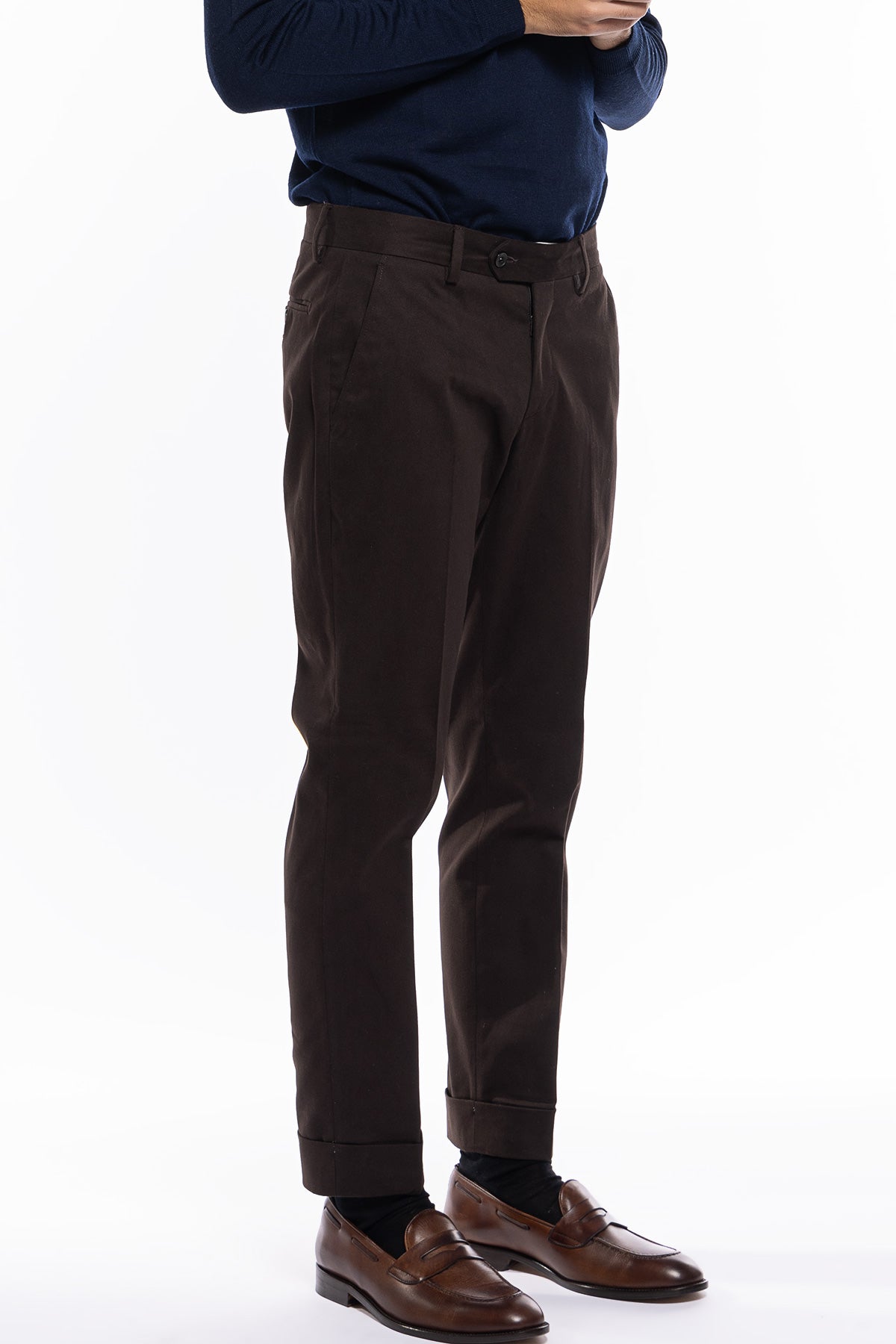 Pantalone uomo marrone tasca america in cotone slim fit con risvolto di 5cm