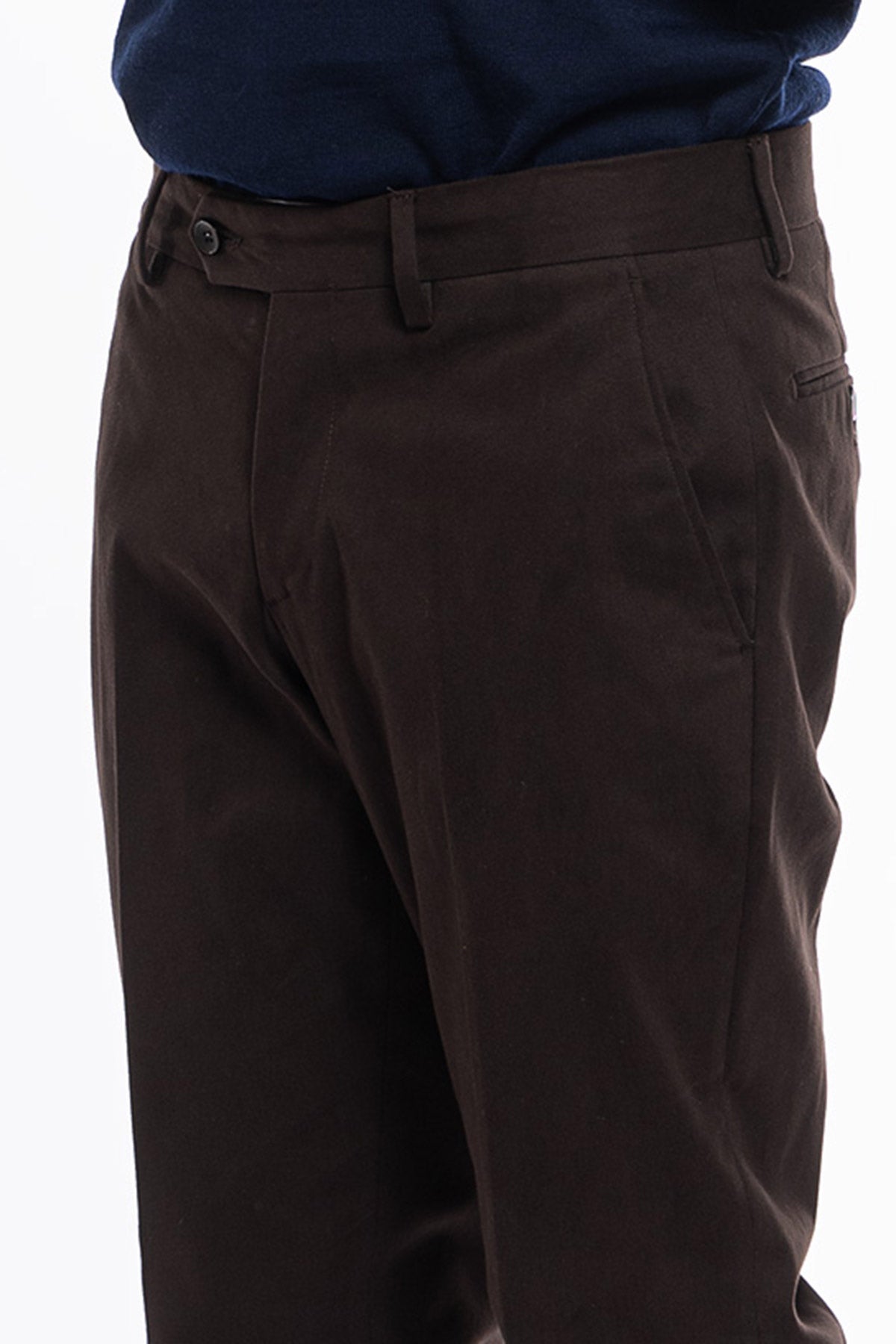 Pantalone uomo marrone tasca america in cotone slim fit con risvolto di 5cm