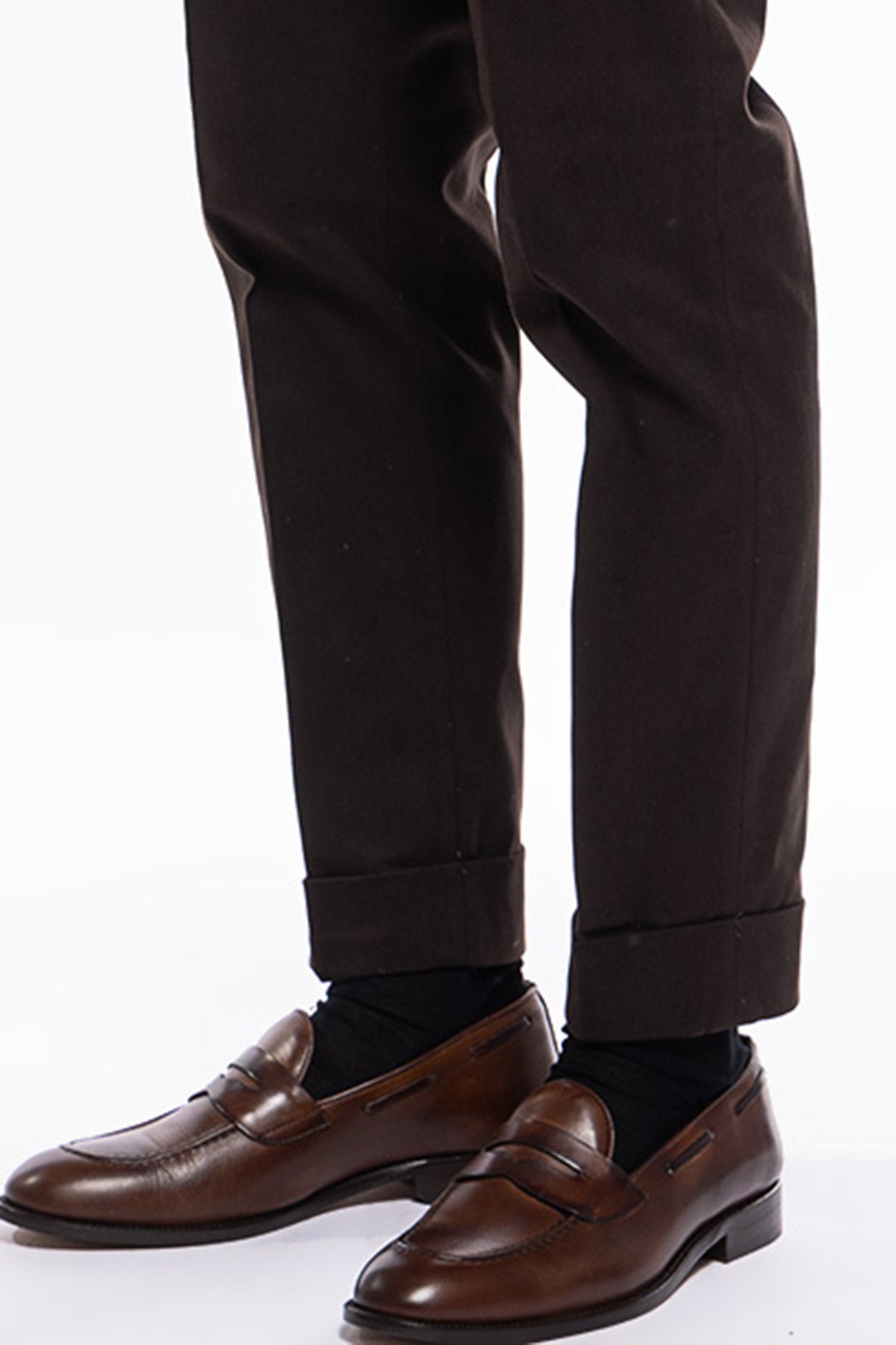 Pantalone uomo marrone tasca america in cotone slim fit con risvolto di 5cm