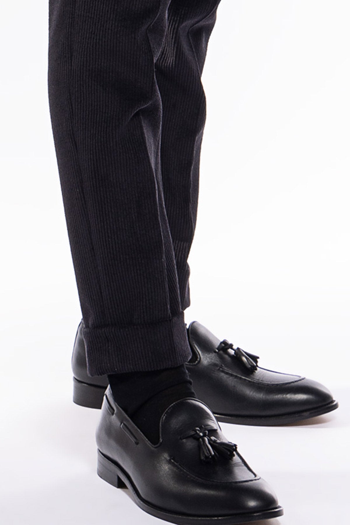 Pantalone uomo nero vita alta biforcato doppia pinces in velluto a costine strette