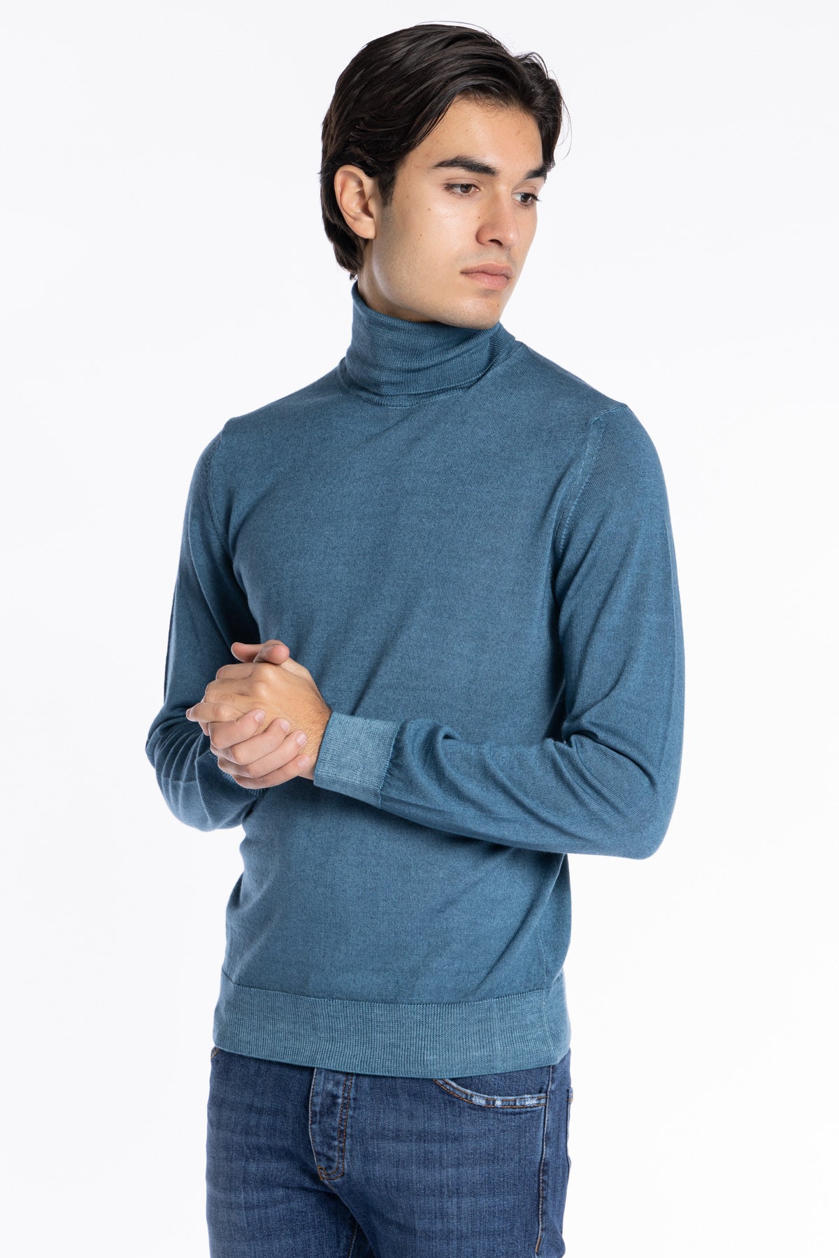 Maglione da uomo collo alto color ottanio lana merinos effetto stone wash maniche lunghe.