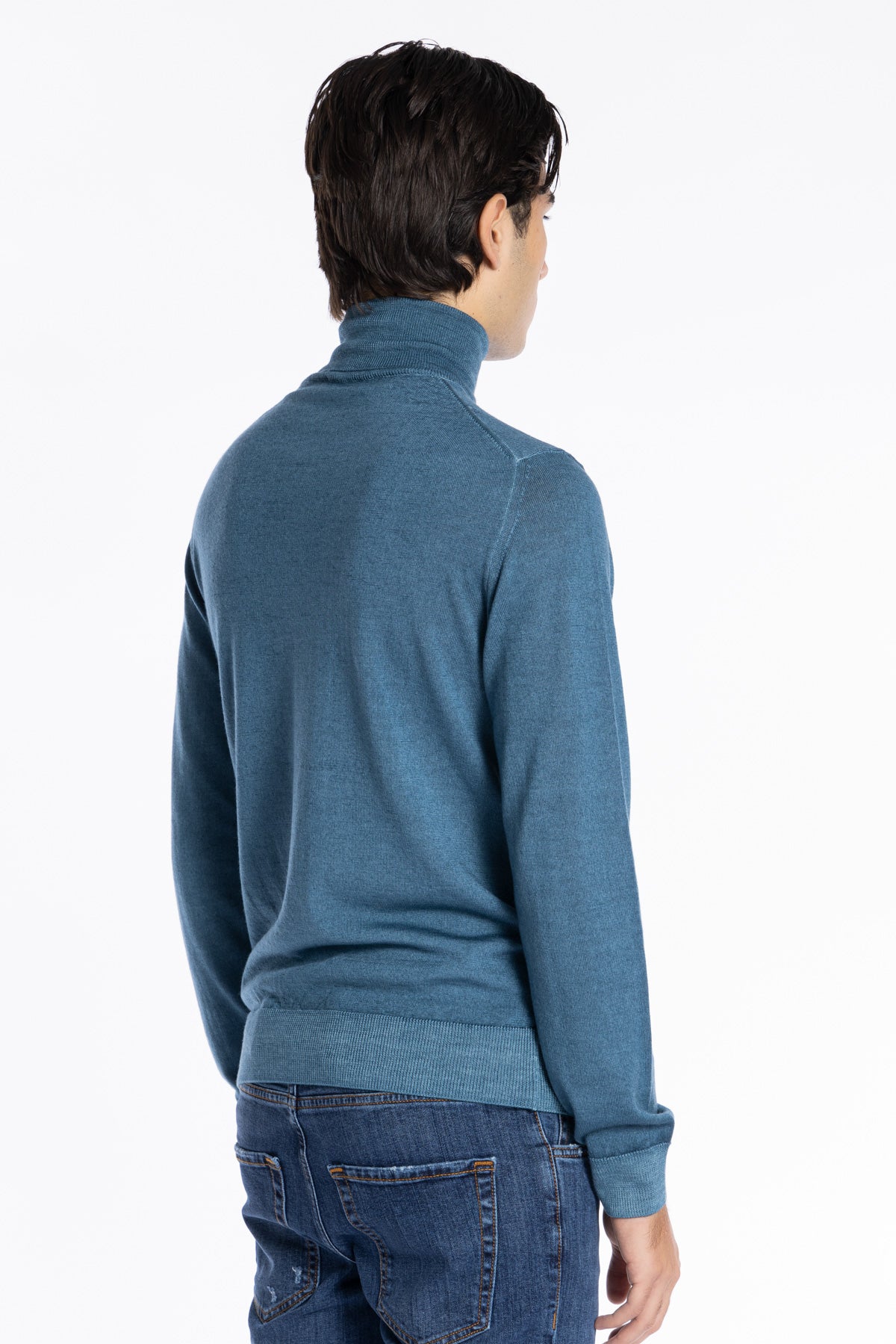 Maglione da uomo collo alto color ottanio lana merinos effetto stone wash maniche lunghe.