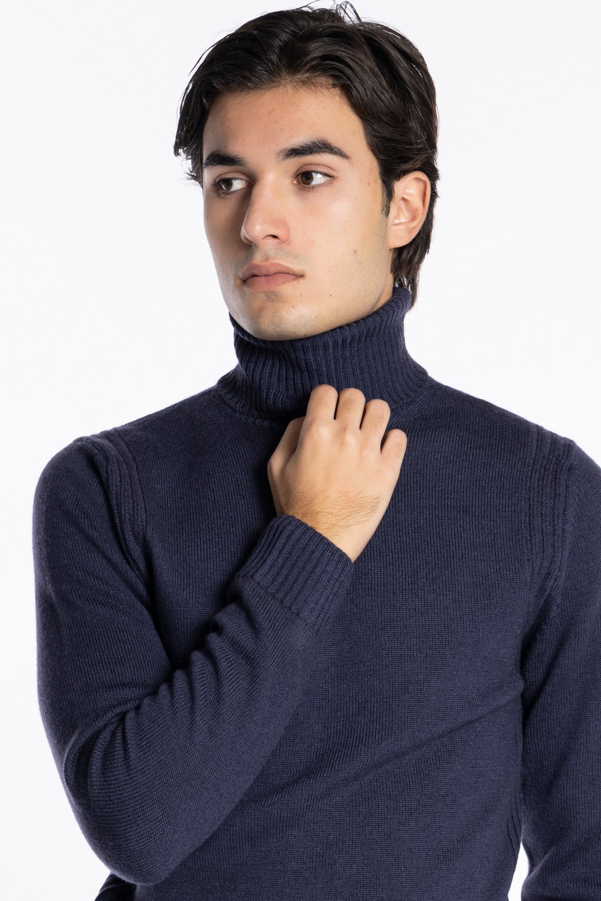 Maglione da uomo collo alto Blu pura lana con trame interne ai lati maniche lunghe