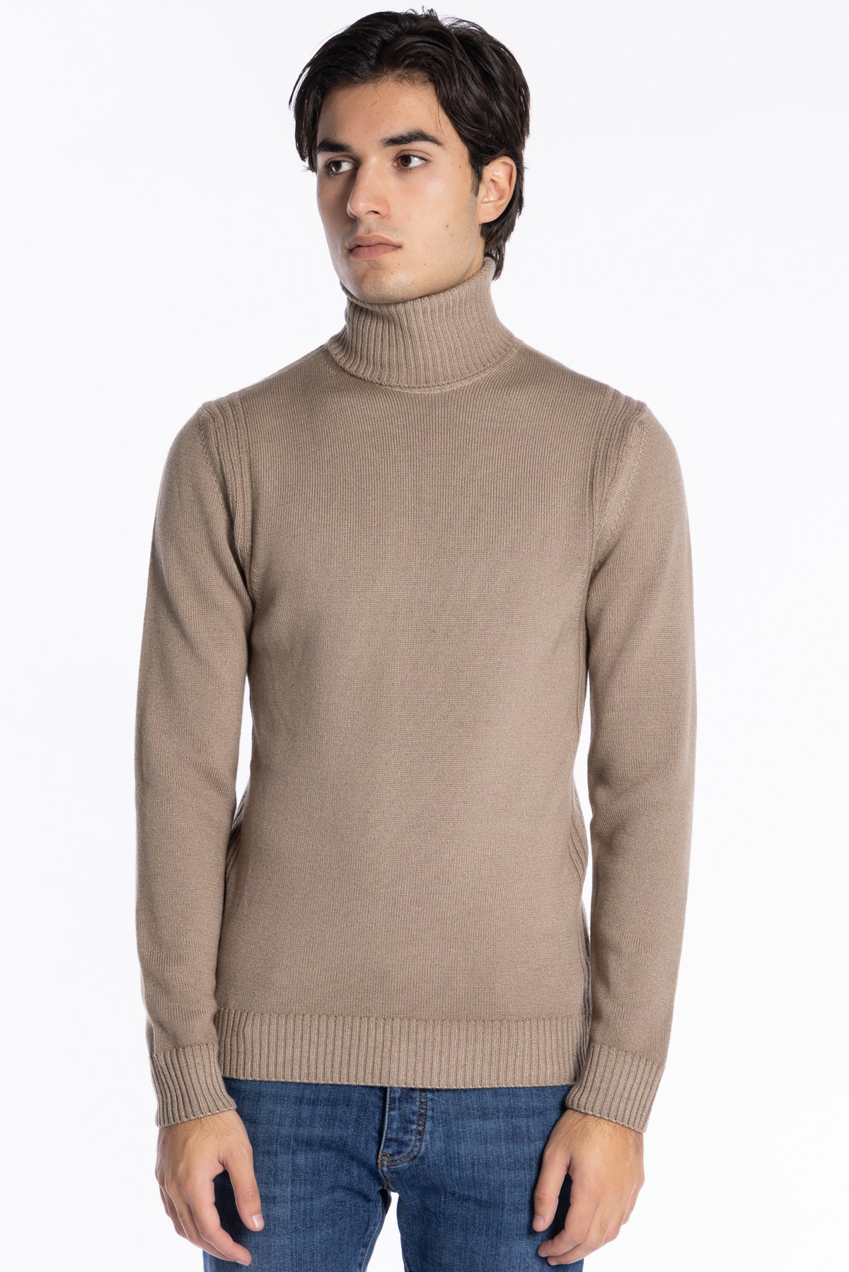 Maglione da uomo collo alto fango pura lana con trame interne ai lati maniche lunghe