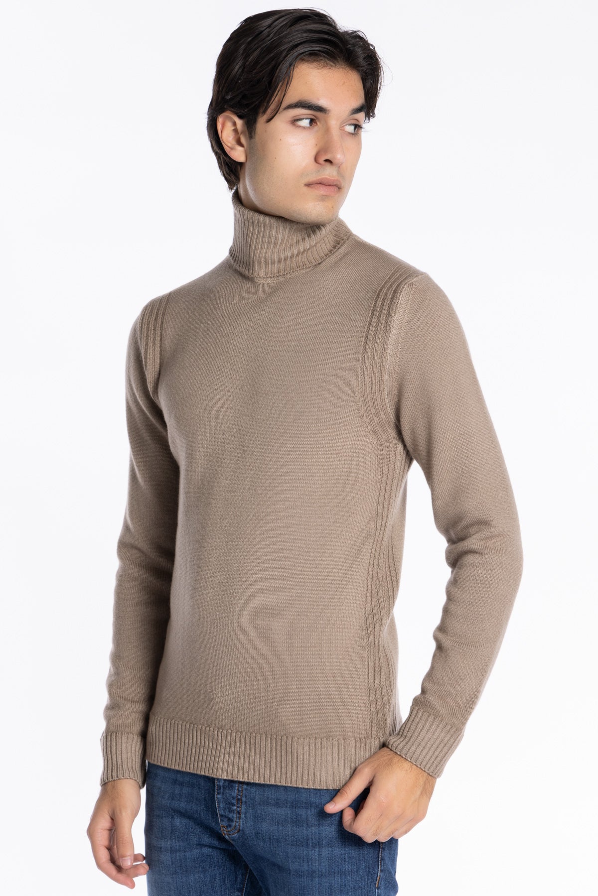 Maglione da uomo collo alto fango pura lana con trame interne ai lati maniche lunghe