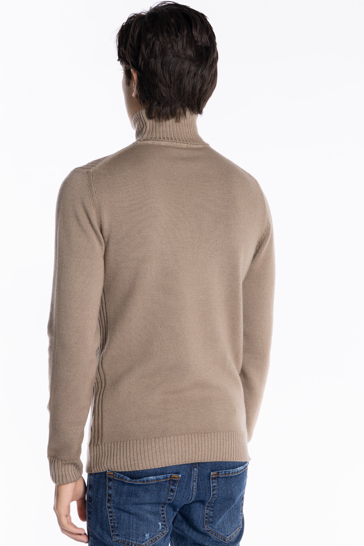 Maglione da uomo collo alto fango pura lana con trame interne ai lati maniche lunghe