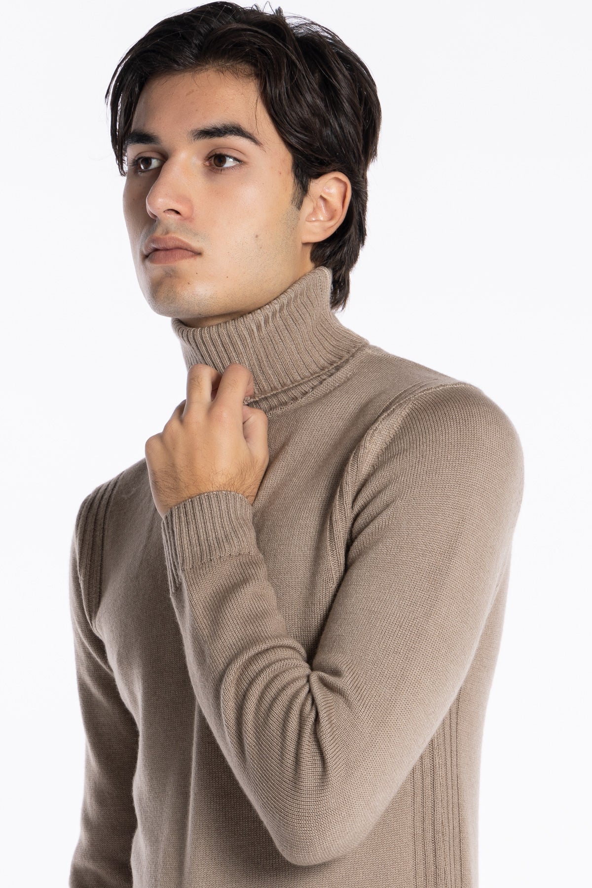 Maglione da uomo collo alto fango pura lana con trame interne ai lati maniche lunghe