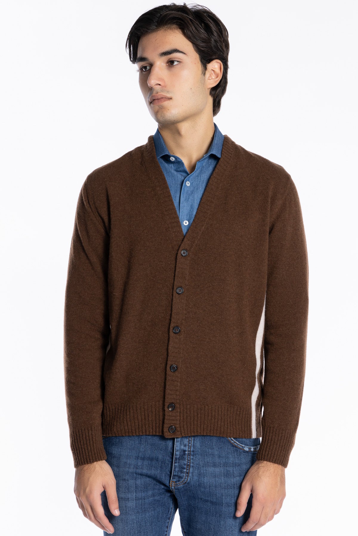 Cardigan da uomo in in lana mista marrone con fasce bianche laterali e dietro i polsi 6 bottoni