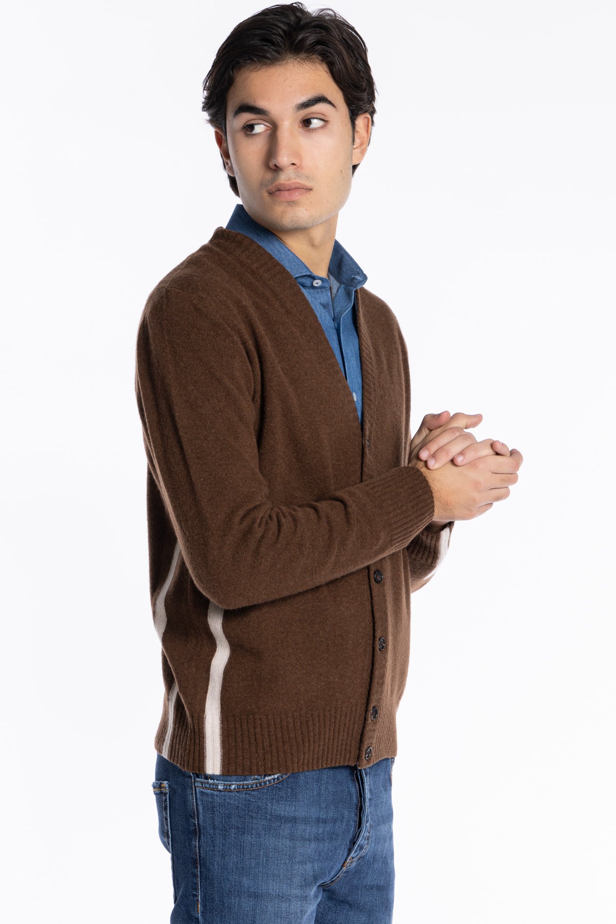 Cardigan da uomo in in lana mista marrone con fasce bianche laterali e dietro i polsi 6 bottoni