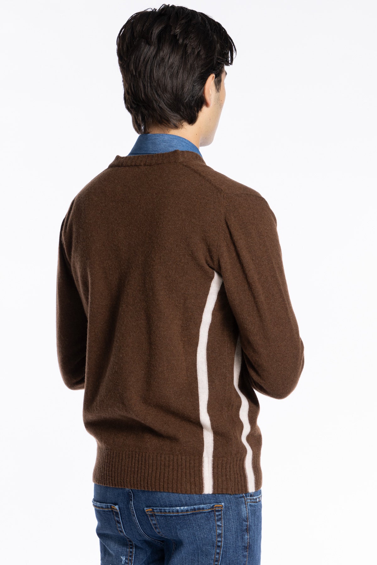 Cardigan da uomo in in lana mista marrone con fasce bianche laterali e dietro i polsi 6 bottoni