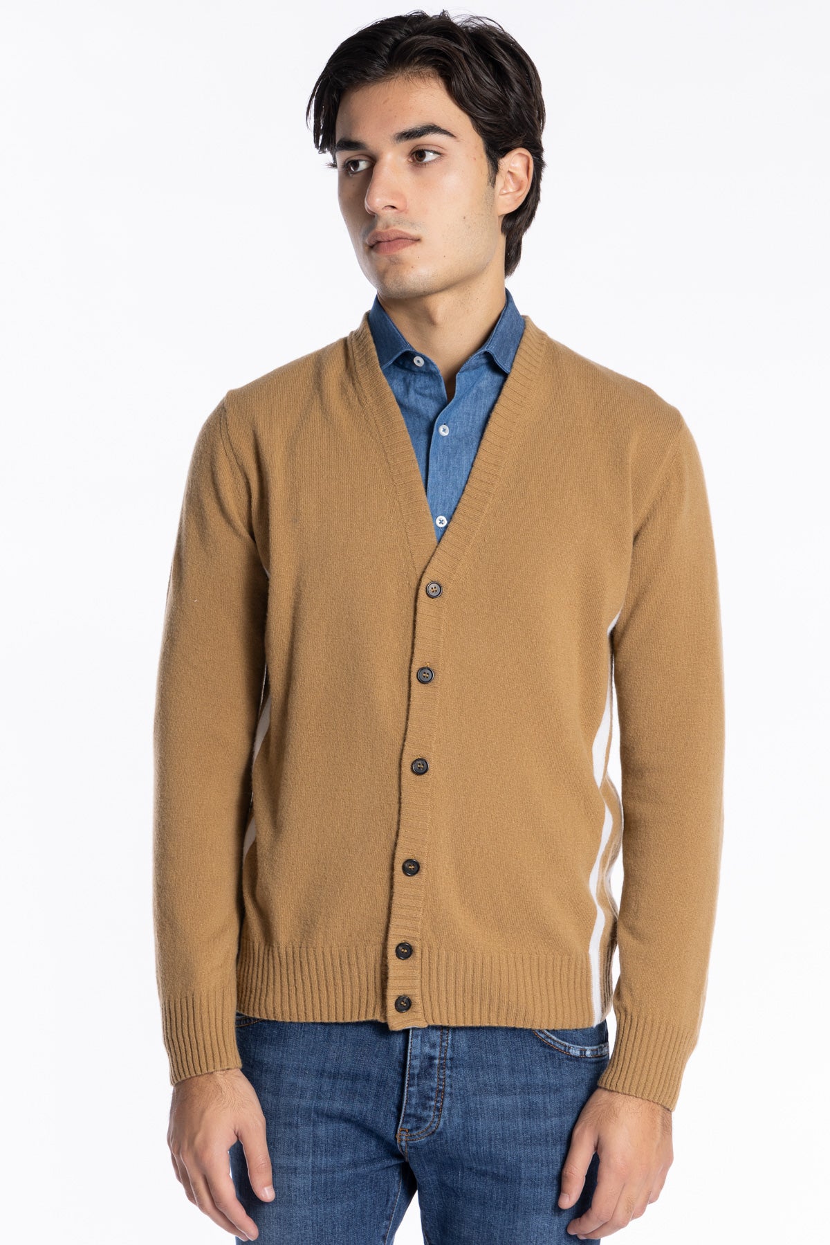 Cardigan da uomo in in lana mista cammello con fasce bianche laterali e dietro i polsi 6 bottoni