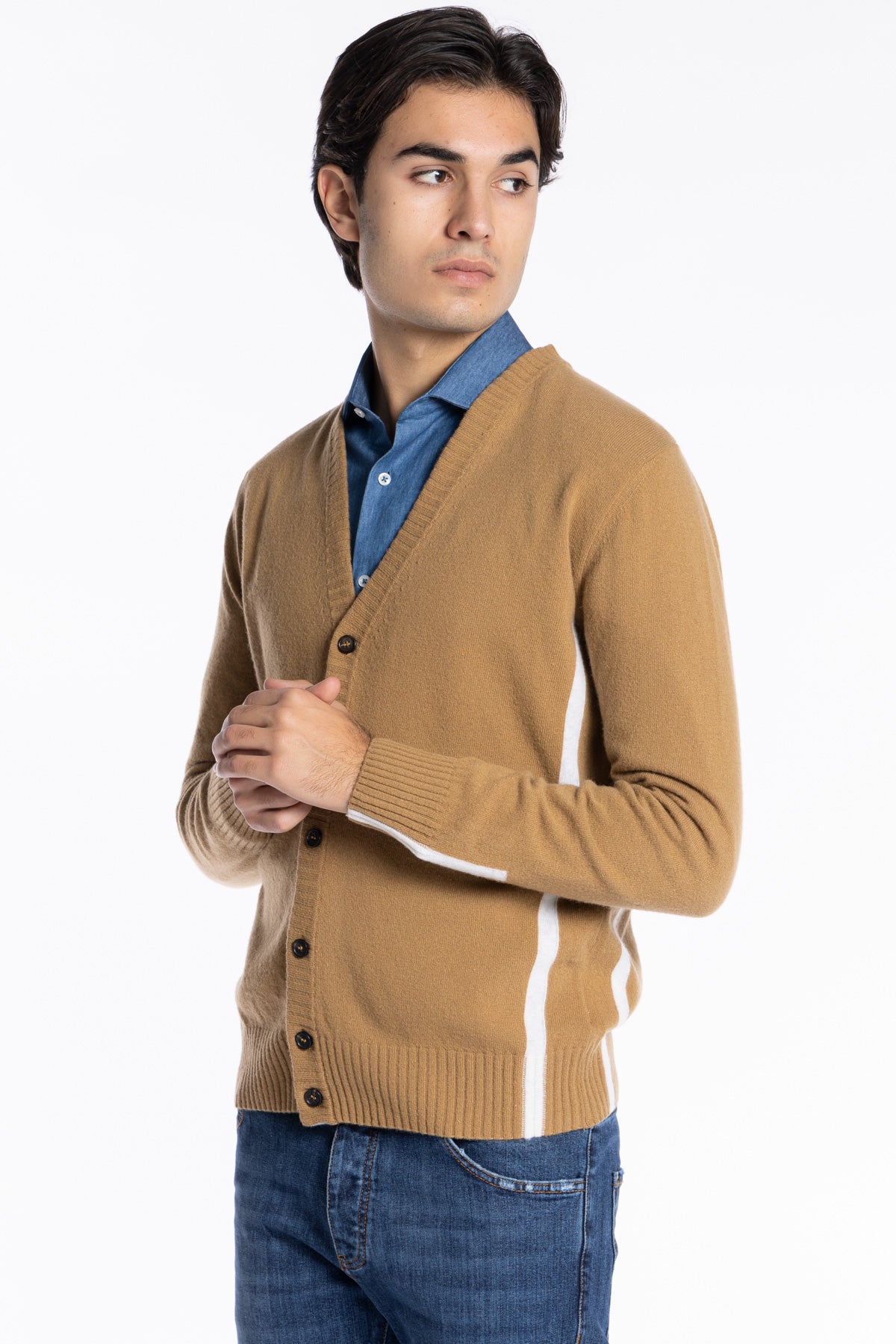 Cardigan da uomo in in lana mista cammello con fasce bianche laterali e dietro i polsi 6 bottoni