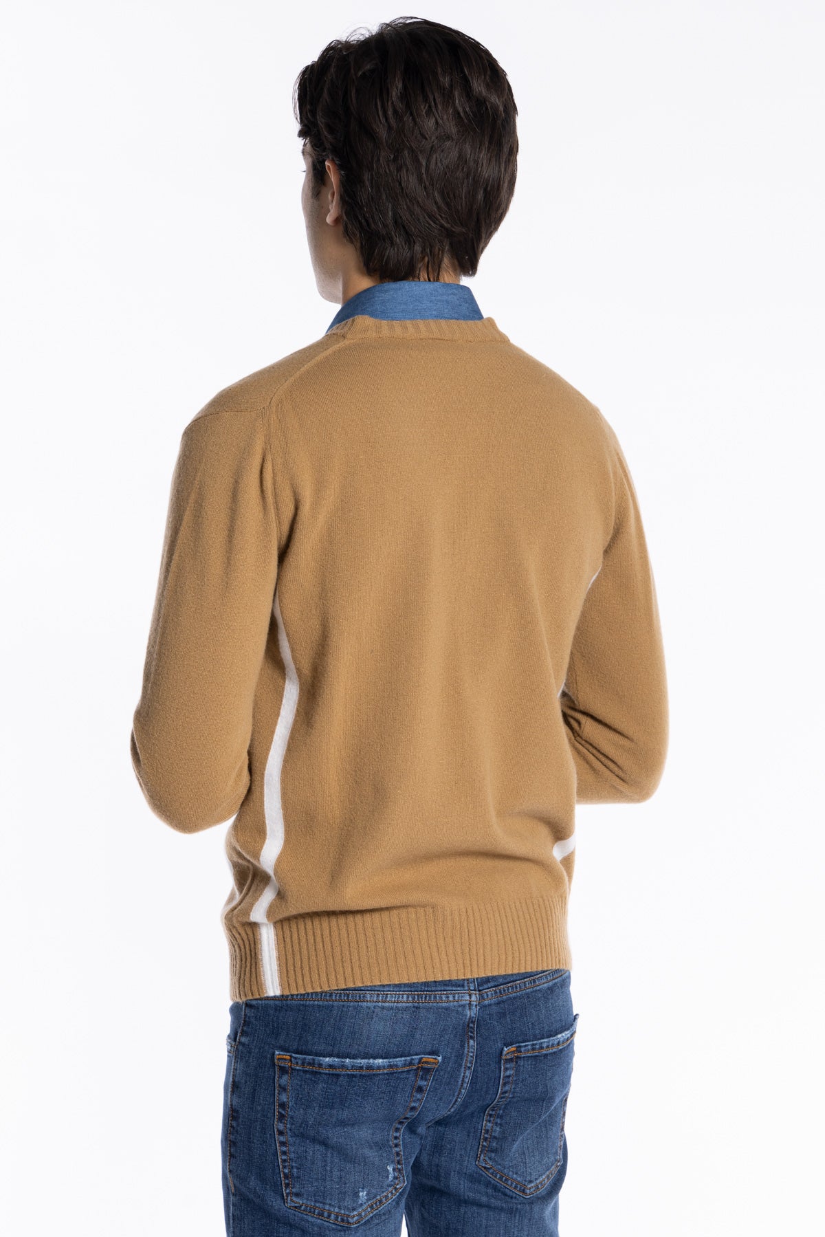 Cardigan da uomo in in lana mista cammello con fasce bianche laterali e dietro i polsi 6 bottoni