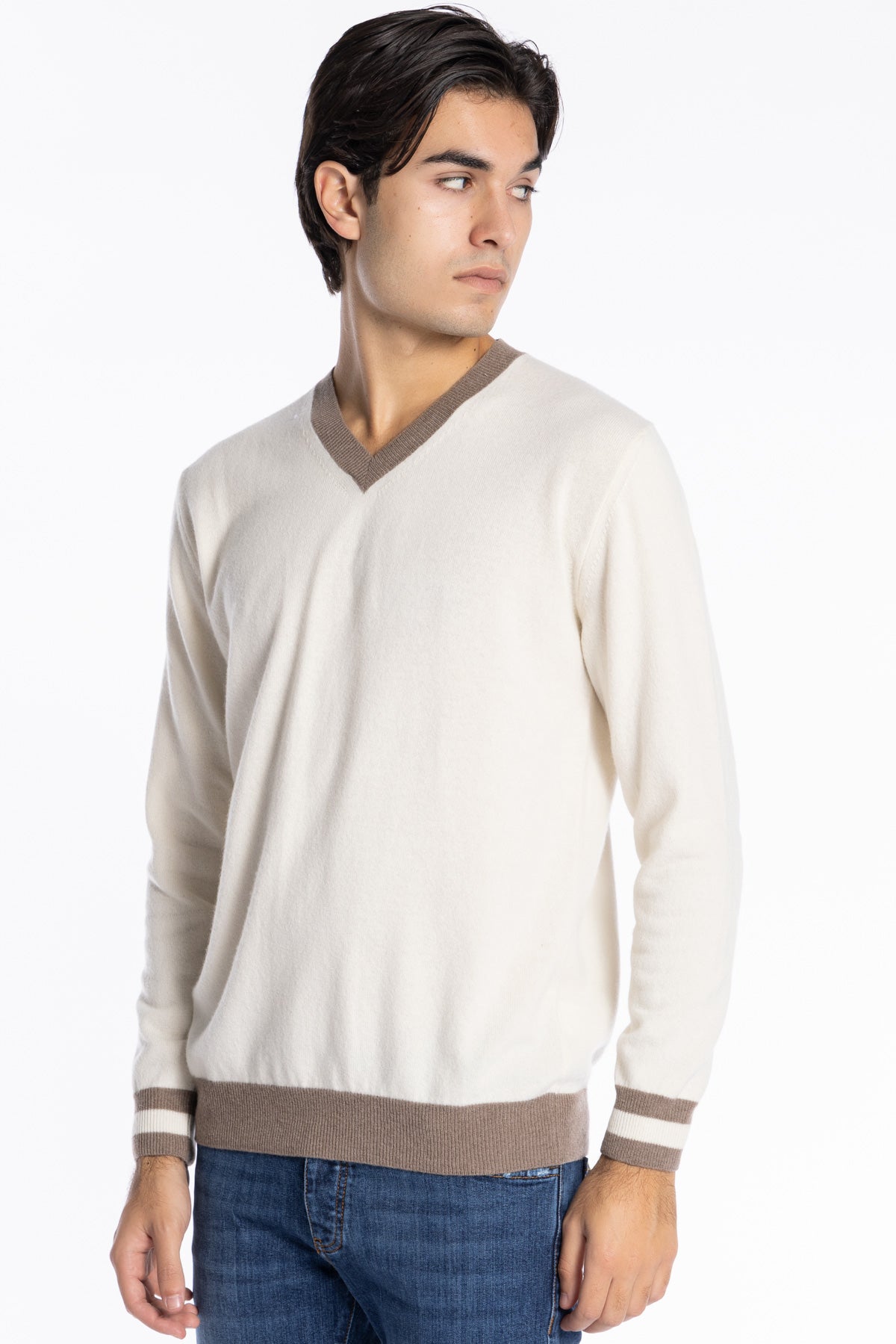 Maglione da uomo scollo a v in lana color panna con fasce fango sullo scollo e polsi