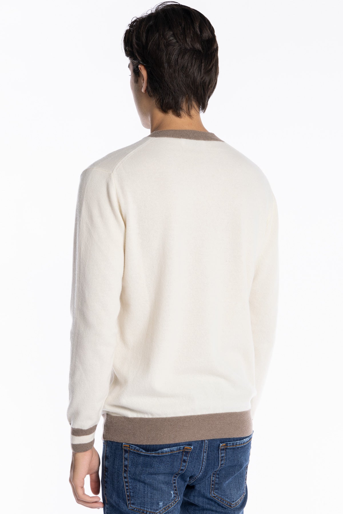 Maglione da uomo scollo a v in lana color panna con fasce fango sullo scollo e polsi
