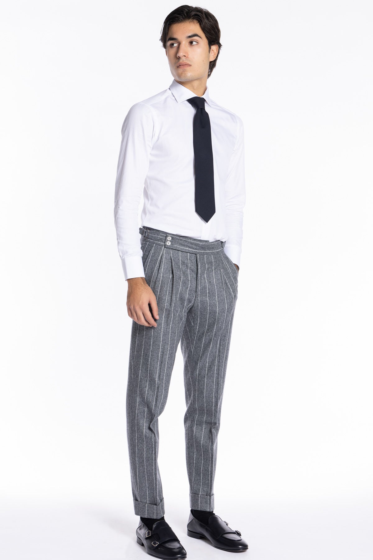 Pantalone uomo grigio chiaro gessato vita alta tasca america in lana flanella Vitale Barberis Canonico con doppia pinces e fibbie laterali regolabili