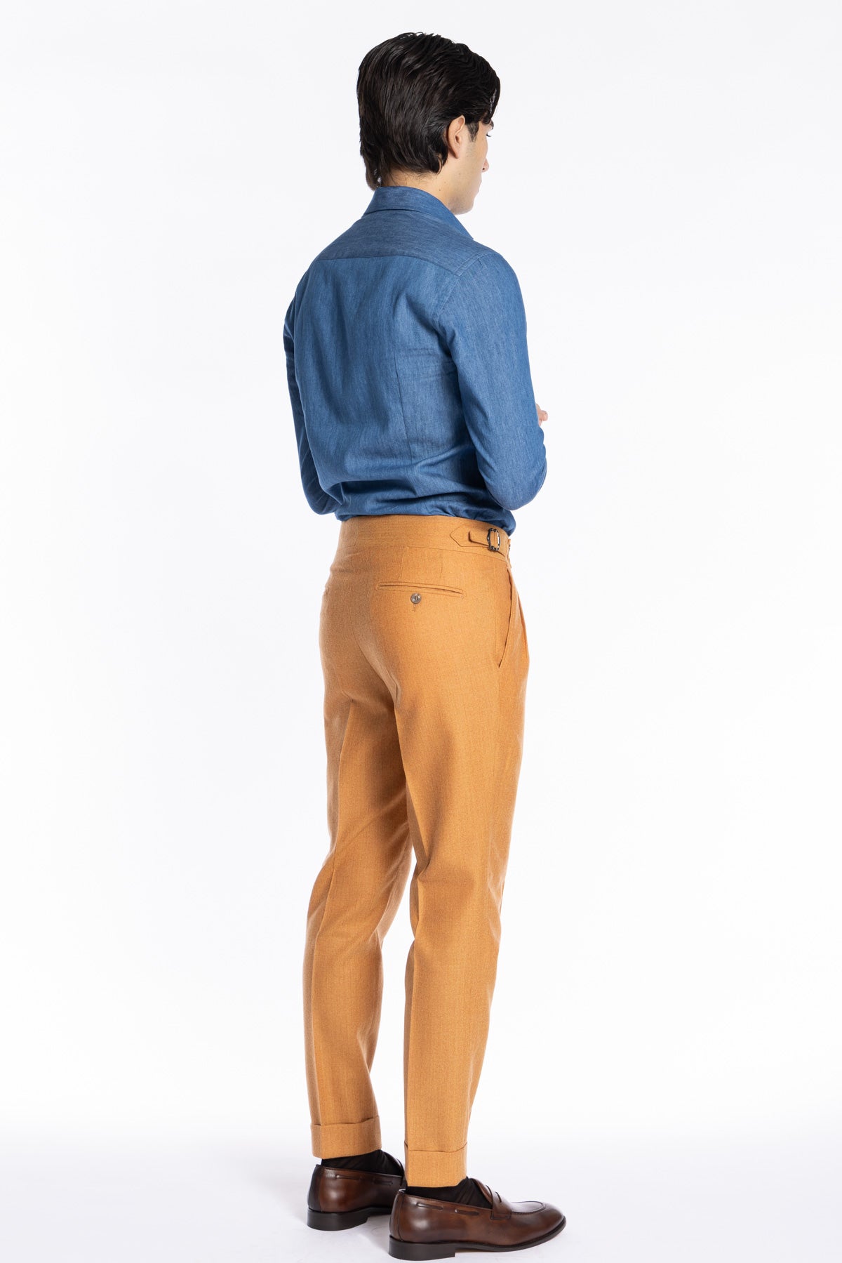 Pantalone uomo arancio spigato vita alta tasca america in lana flanella Holland & Sherry con doppia pinces e fibbie laterali regolabili
