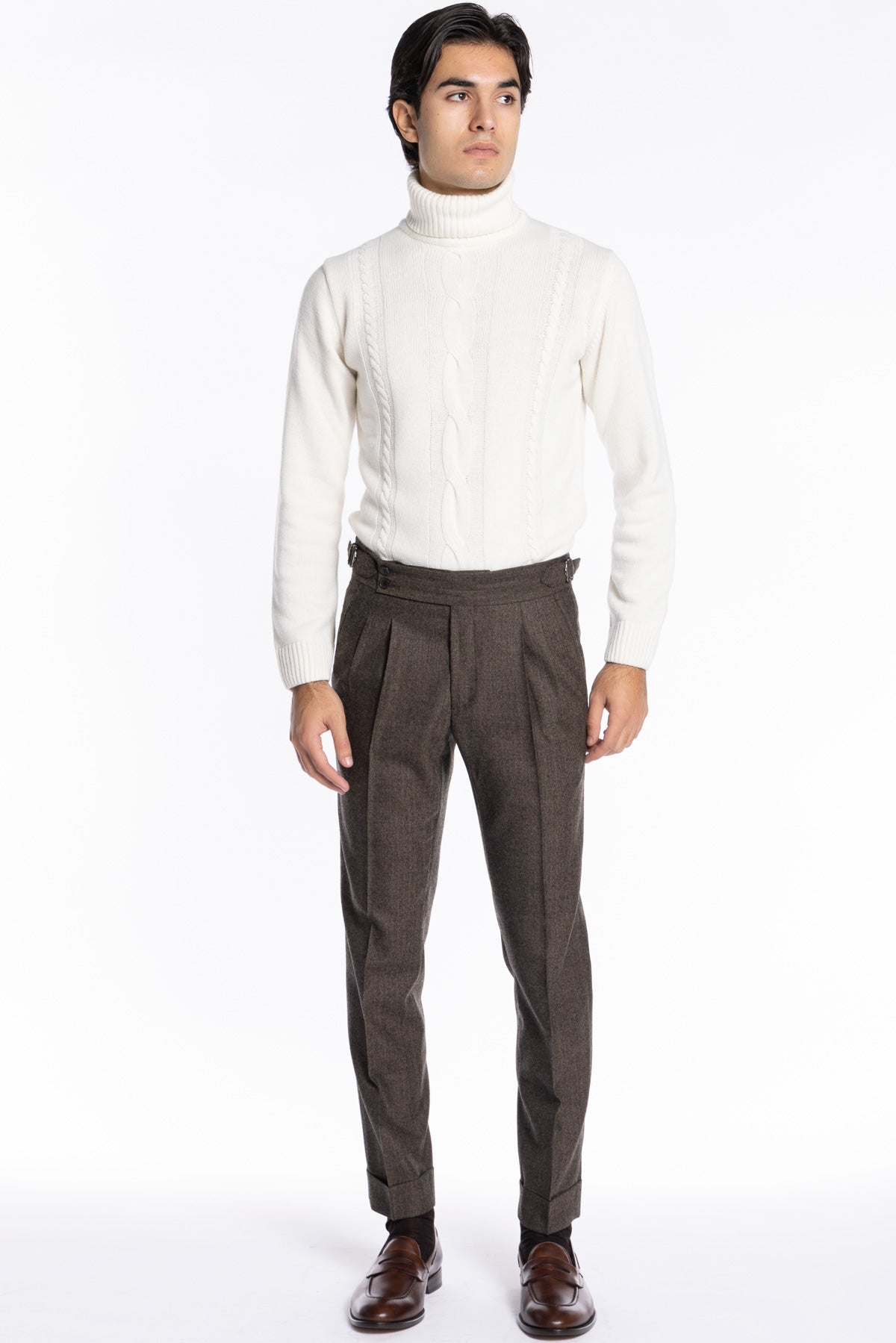 Pantalone uomo marrone spigato vita alta tasca america in lana flanella Holland & Sherry con doppia pinces e fibbie laterali regolabili