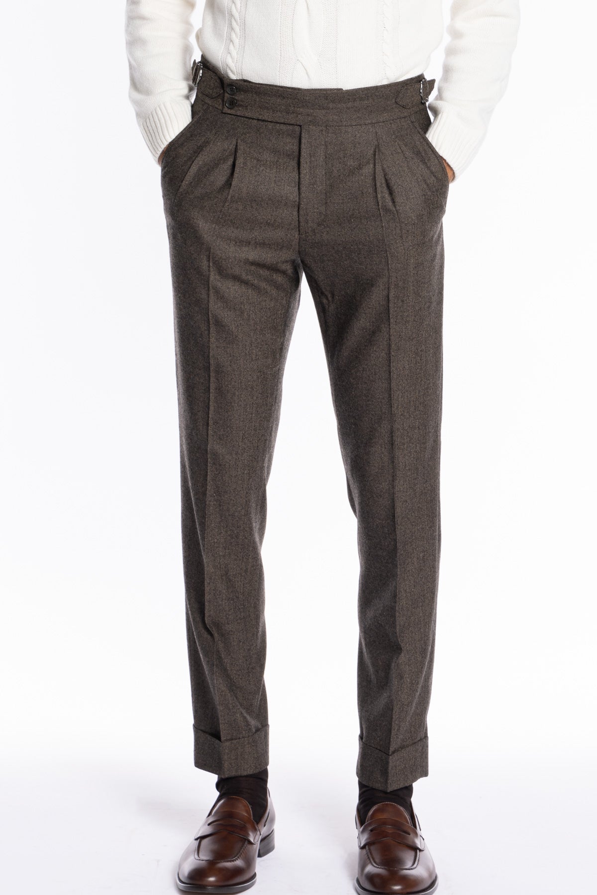 Pantalone uomo marrone spigato vita alta tasca america in lana flanella Holland & Sherry con doppia pinces e fibbie laterali regolabili