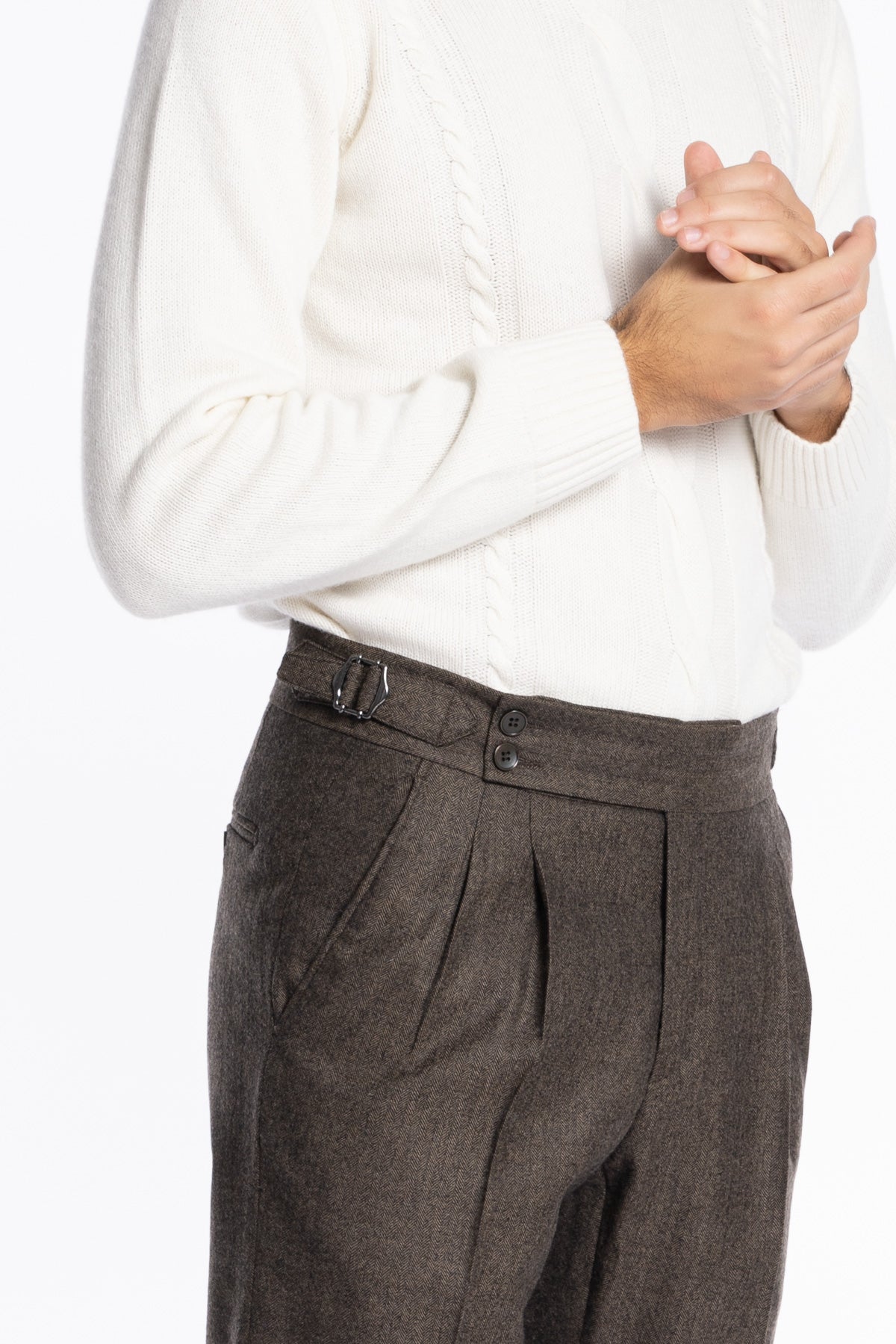 Pantalone uomo marrone spigato vita alta tasca america in lana flanella Holland & Sherry con doppia pinces e fibbie laterali regolabili