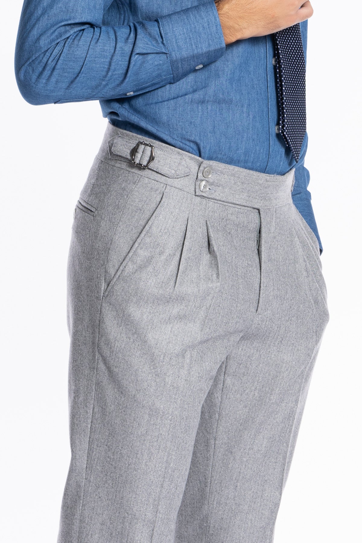 Pantalone uomo grigio spigato vita alta tasca america in lana flanella Holland & Sherry con doppia pinces e fibbie laterali regolabili