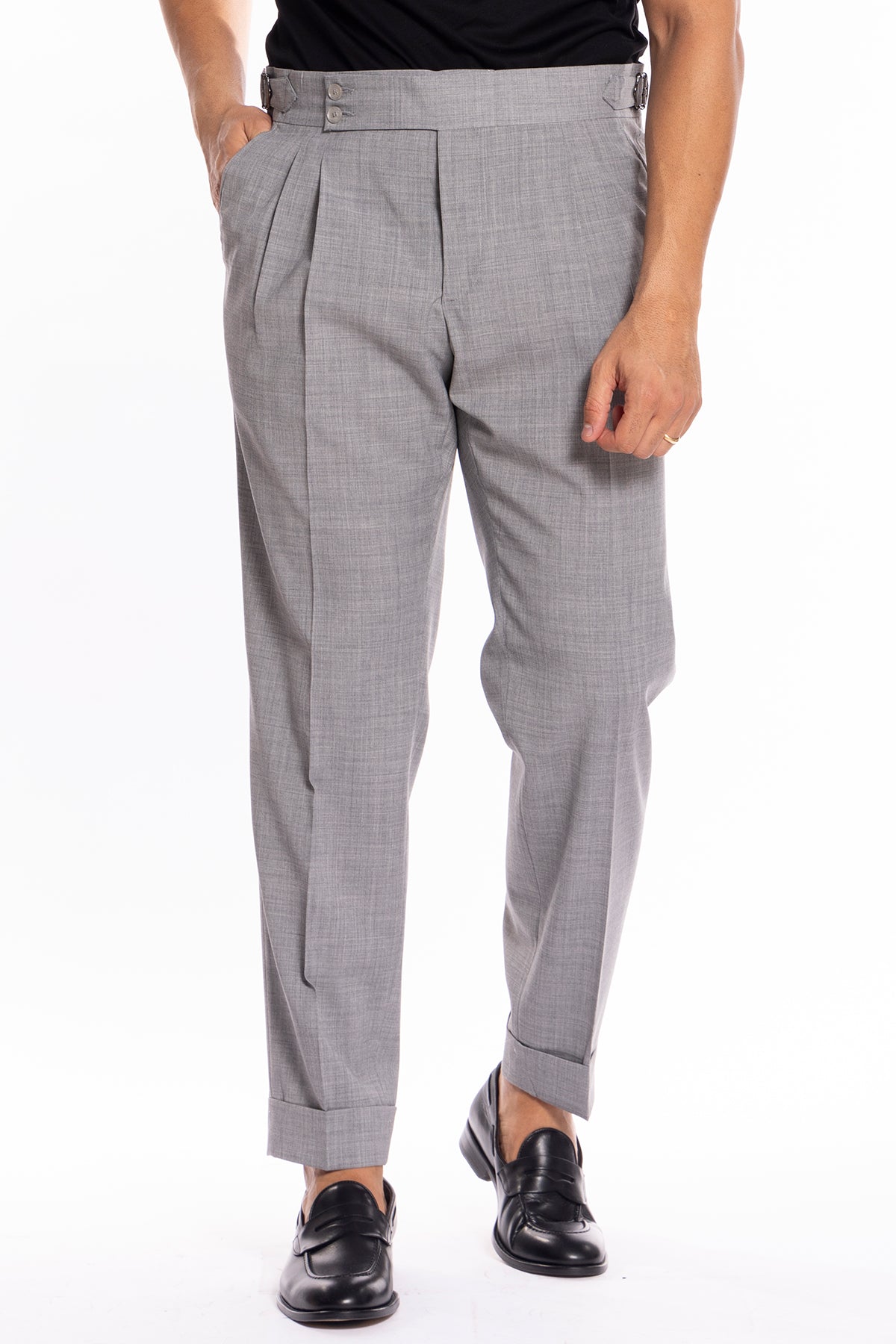 Pantalone uomo grigio chiaro in fresco lana mista tinta unita vita alta fibbie laterali e risvolto 5cm