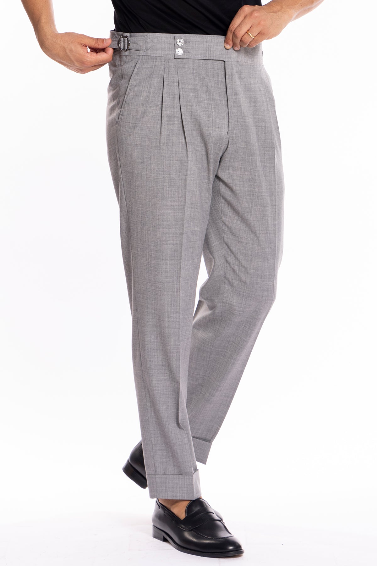 Pantalone uomo grigio chiaro in fresco lana mista tinta unita vita alta fibbie laterali e risvolto 5cm