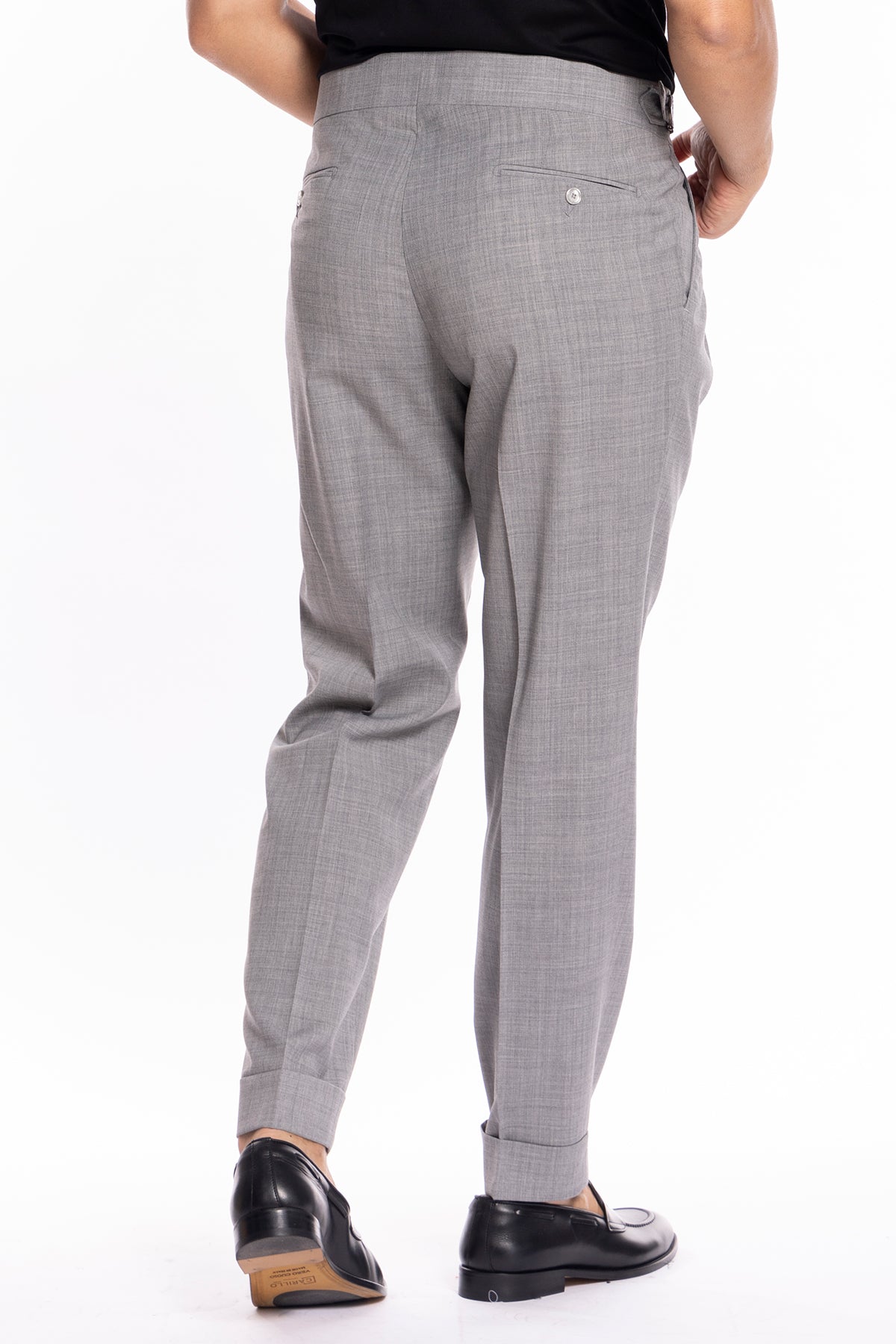 Pantalone uomo grigio chiaro in fresco lana mista tinta unita vita alta fibbie laterali e risvolto 5cm