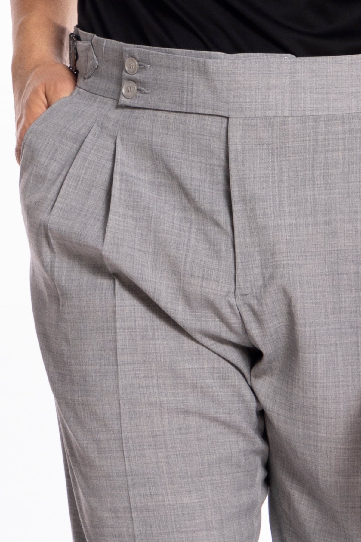 Pantalone uomo grigio chiaro in fresco lana mista tinta unita vita alta fibbie laterali e risvolto 5cm