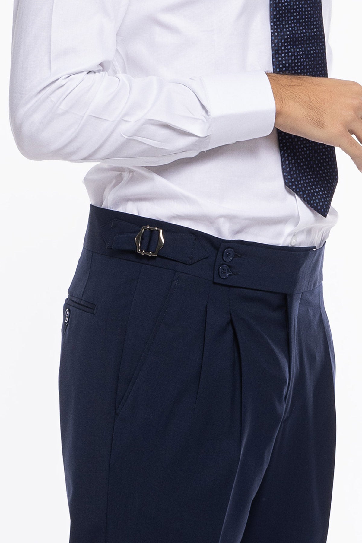 Pantalone uomo navy blu in fresco lana mista tinta unita vita alta fibbie laterali e risvolto 5cm