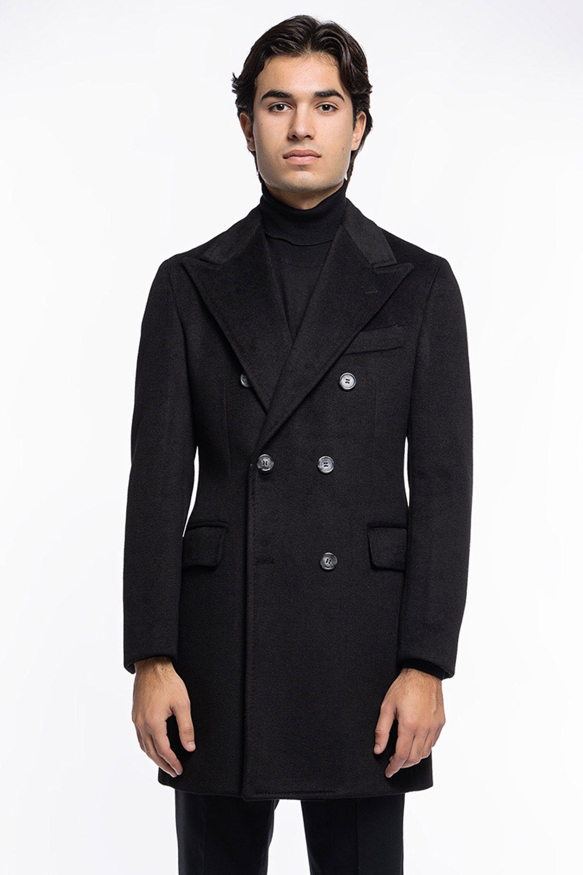 Cappotto uomo nero doppiopetto 6 bottoni con martingala sul retro e polsi con due bottoni.