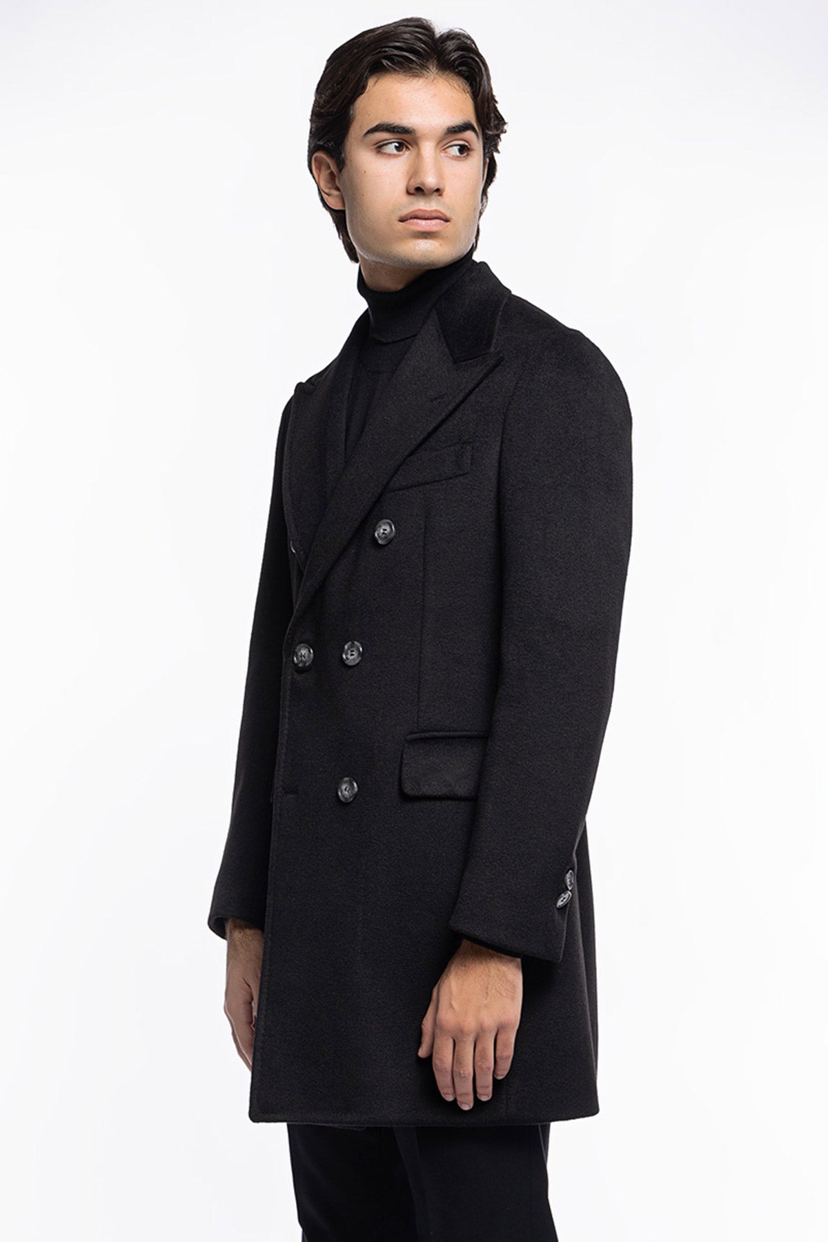 Cappotto uomo nero doppiopetto 6 bottoni con martingala sul retro e polsi con due bottoni.