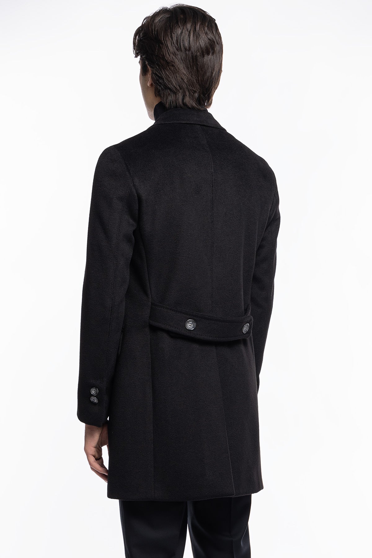 Cappotto uomo nero doppiopetto 6 bottoni con martingala sul retro e polsi con due bottoni.