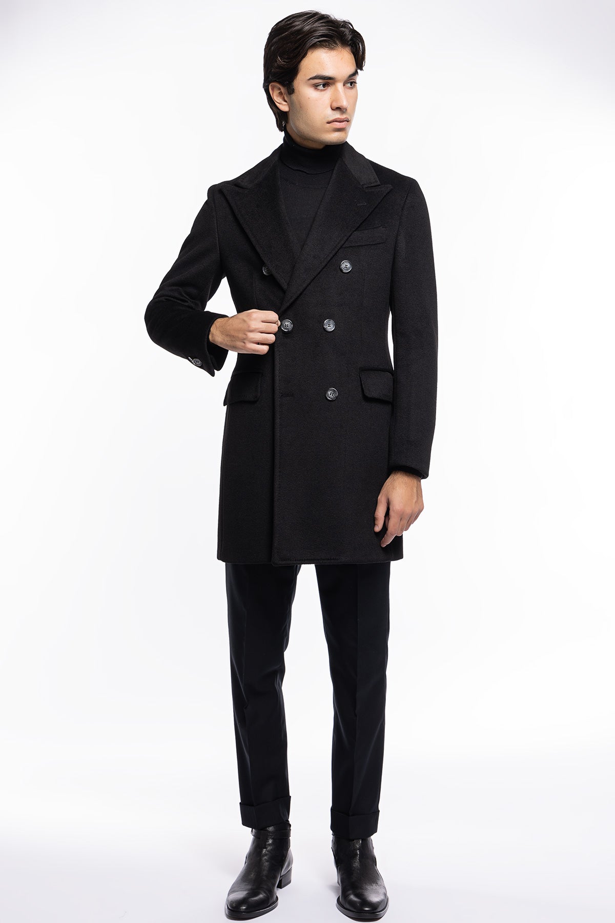 Cappotto uomo nero doppiopetto 6 bottoni con martingala sul retro e polsi con due bottoni.