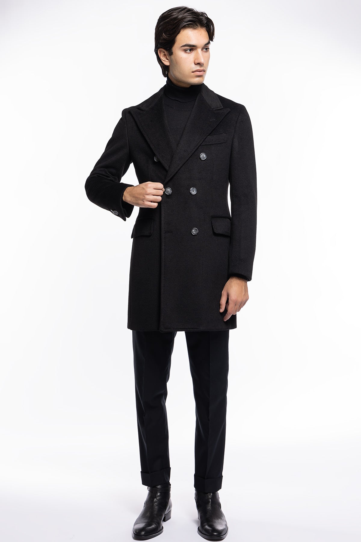 Cappotto uomo nero doppiopetto 6 bottoni con martingala sul retro e polsi con due bottoni.