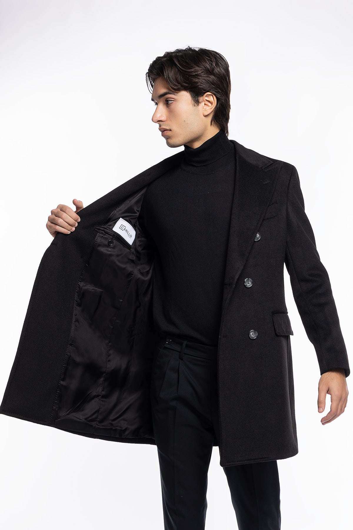 Cappotto uomo nero doppiopetto 6 bottoni con martingala sul retro e polsi con due bottoni.