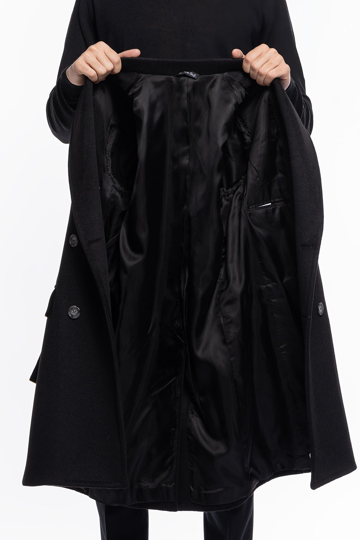 Cappotto uomo nero doppiopetto 6 bottoni con martingala sul retro e polsi con due bottoni.