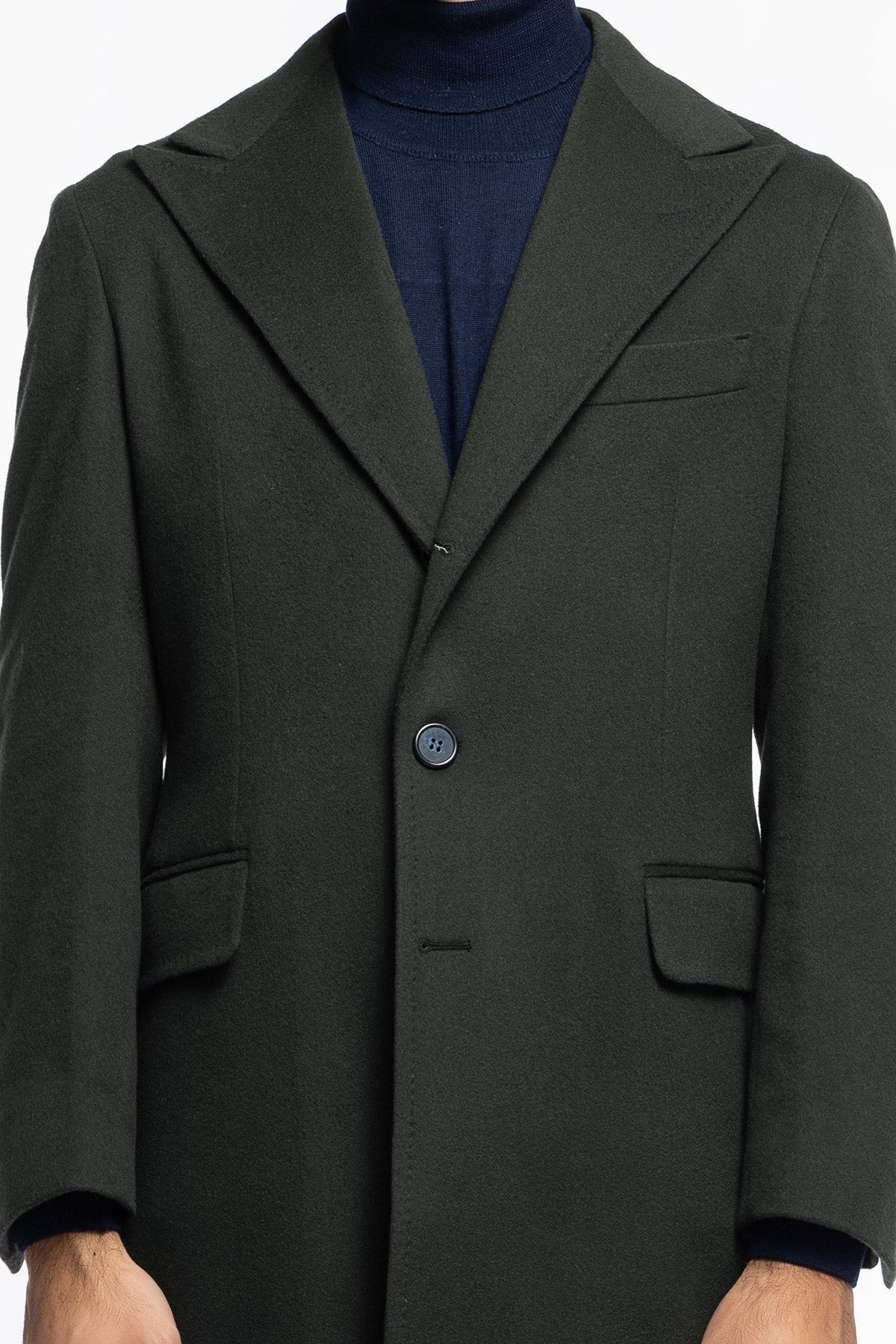 Cappotto uomo verde militare monopetto in lana e cashmere Bristol Tessuti Napoli rever 13cm con martingala