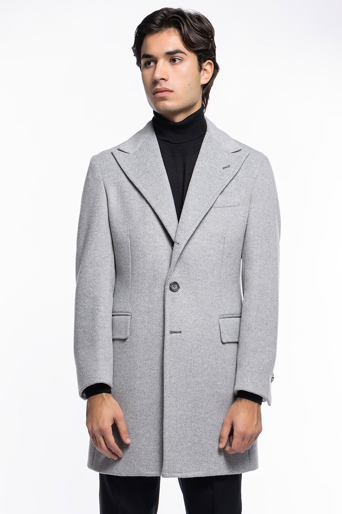 Cappotto uomo grigio chiaro monopetto con martingala sul retro e tasche a filo con pattina