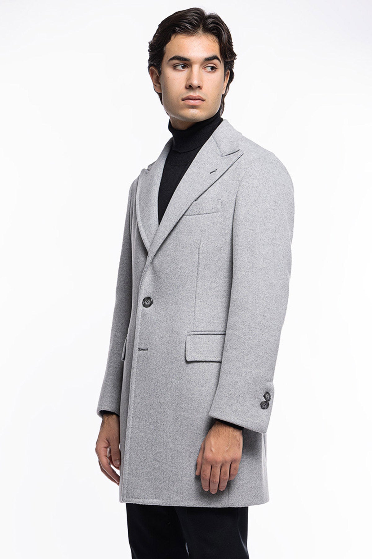 Cappotto uomo grigio chiaro monopetto con martingala sul retro e tasche a filo con pattina