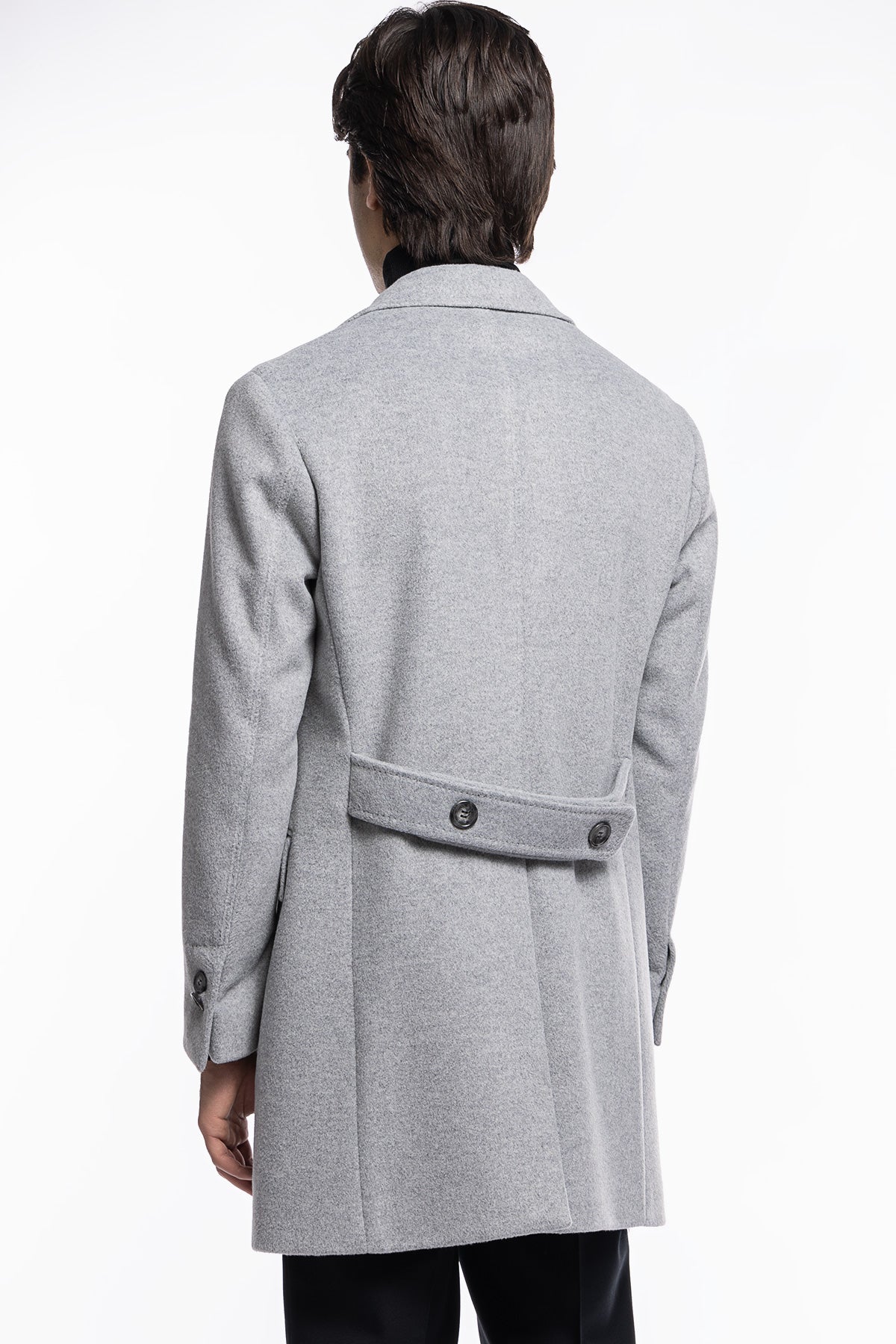 Cappotto uomo grigio chiaro monopetto con martingala sul retro e tasche a filo con pattina
