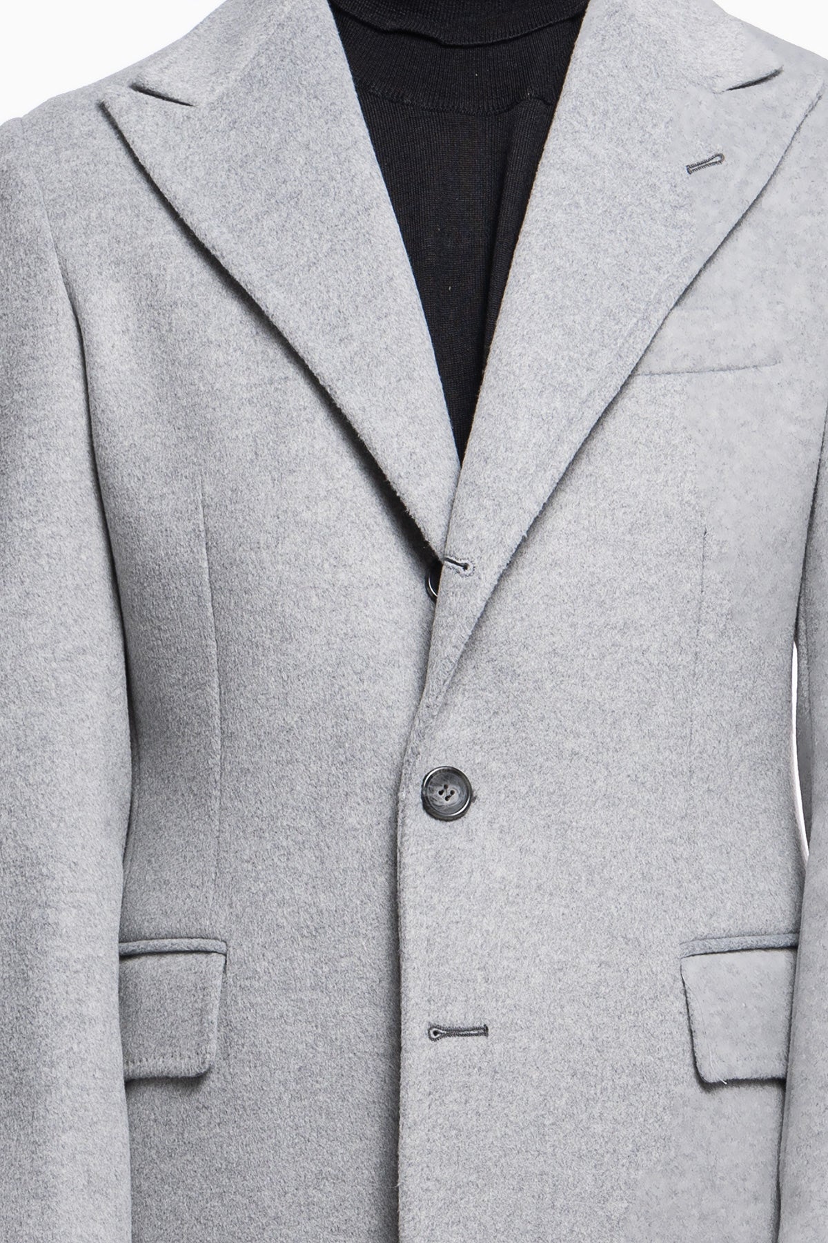Cappotto uomo grigio chiaro monopetto con martingala sul retro e tasche a filo con pattina