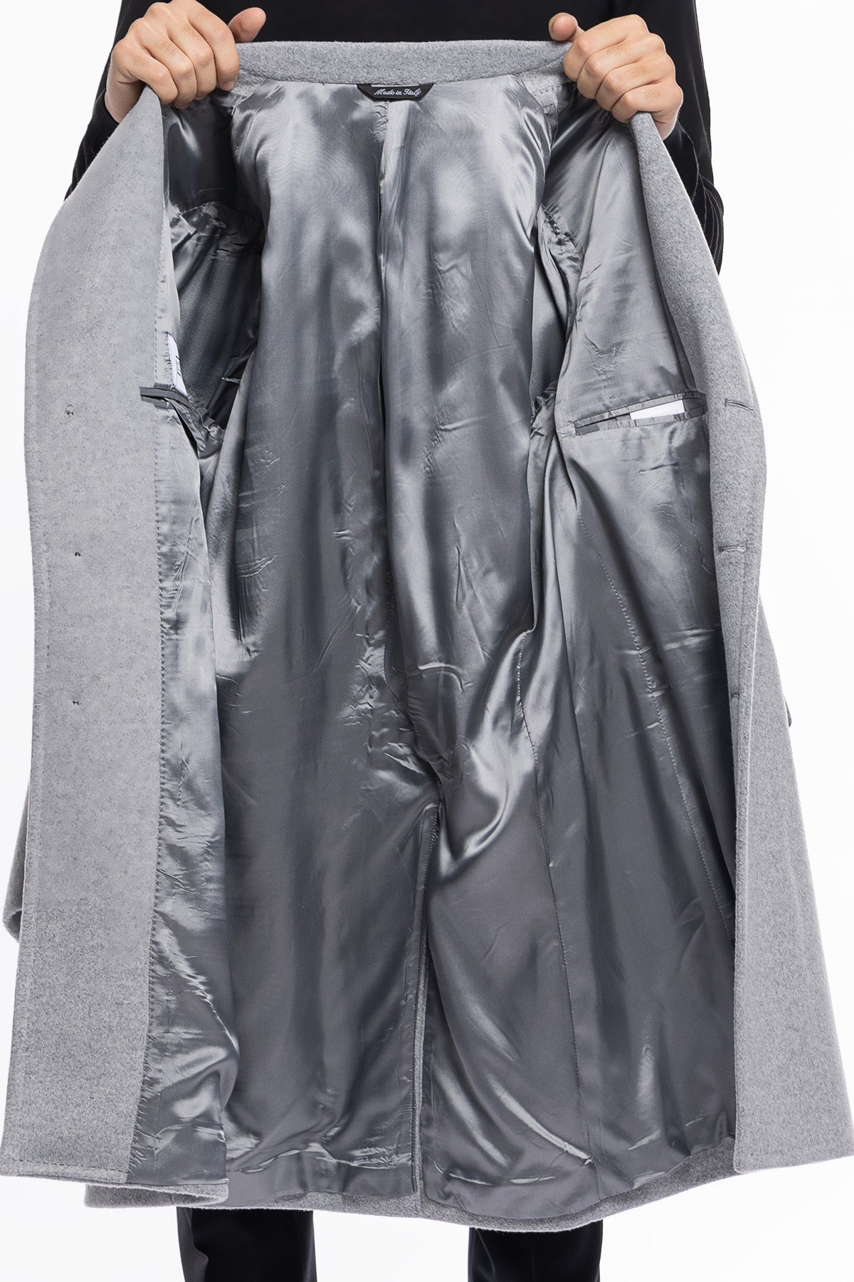 Cappotto uomo grigio chiaro monopetto con martingala sul retro e tasche a filo con pattina