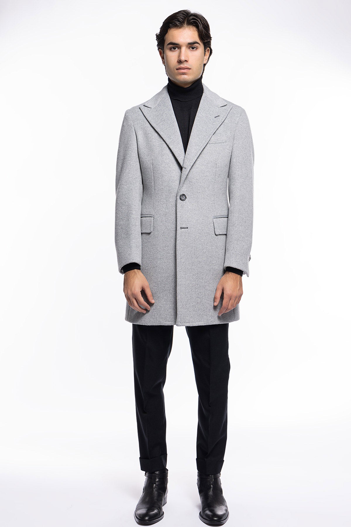 Cappotto uomo grigio chiaro monopetto con martingala sul retro e tasche a filo con pattina