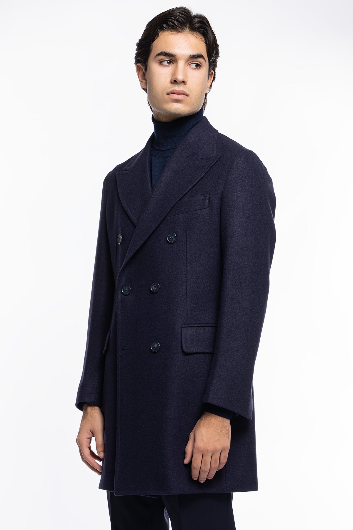 Cappotto uomo blu doppiopetto 6 bottoni con martingala sul retro e polsi con due bottoni
